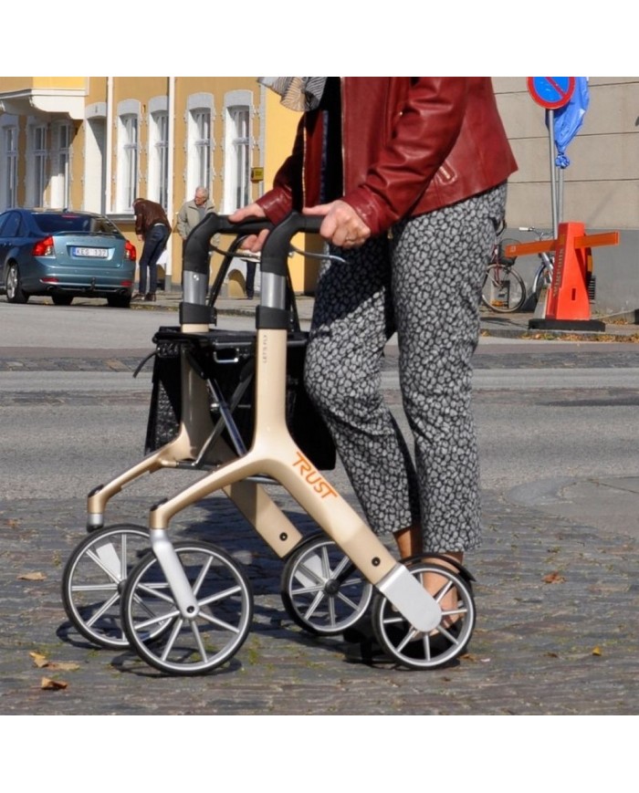 Déambulateur Let s Fly de TRUST CARE.  Rollator.